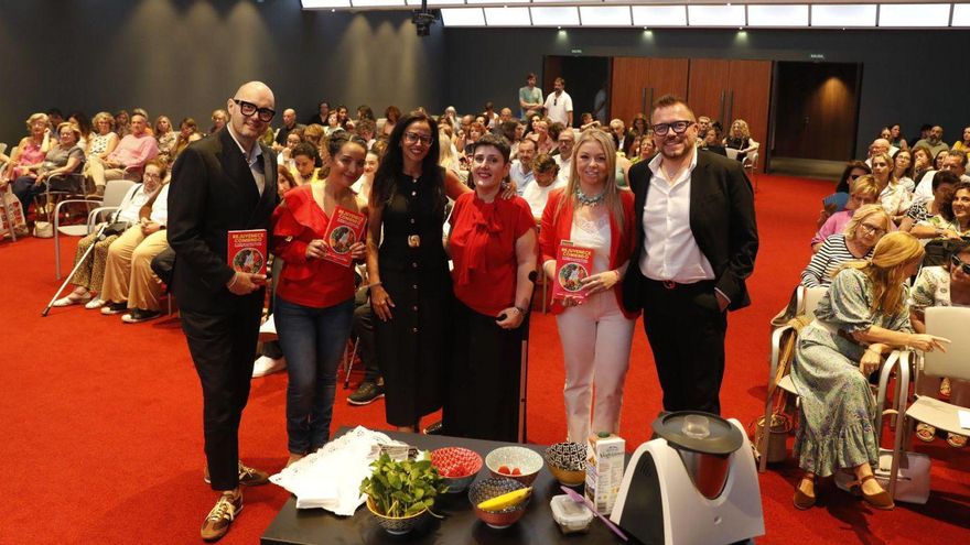 Por la izquierda, Fran Diéguez, Lina Arias, Tamar Troncoso, María José Cachafeiro, Cristina Rey y Benlly Hidalgo, ayer en el Club. | FERNANDO RODRÍGUEZ
