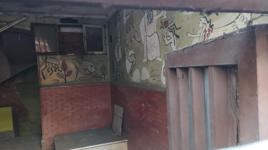 El "encierro" de los murales de Úrculo en Langreo: tres pinturas del artista llevan siete años "confinadas" tras vallarse el portal del edificio que las alberga por su abandono
