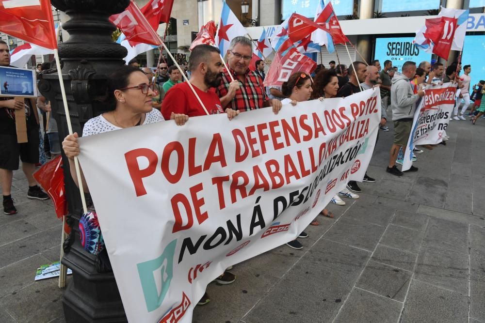 Empleados de la empresa Comfica, que presta el servicio de soporte telefónico para R en la provincia de A Coruña, vuelven a concentrarse ante la sede del operador, ante el Obelisco.