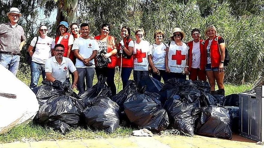 Uno de los grupos de la Cruz Roja que participó en la jornada de limpieza y localizó un horno.