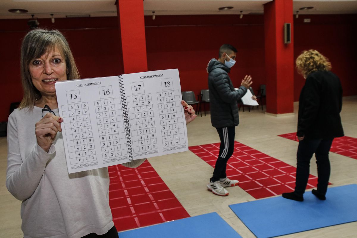 Asunción Mayoral muestra los patrones de los ejercicios que propone la terapia.
