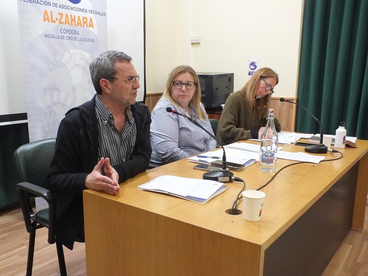 Juan Andrés de Gracia, Isa Sereno y María Dolores Ventura, en un momento de la asamblea.