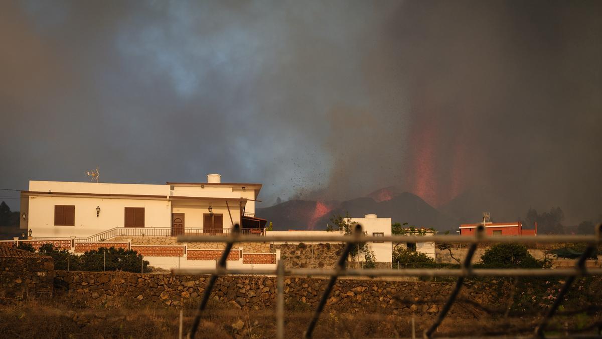 La lava del volcán sale en una zona próxima a las viviendas en La Palma.