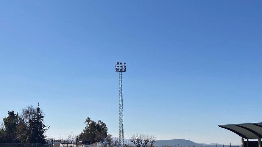 Roban los cables de las dos torretas de luz de la  ciudad deportiva de Cabra