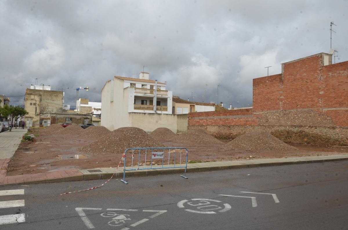 El Ayuntamiento está adecuando ya el solar donde habilitarán el nuevo aparcamiento.