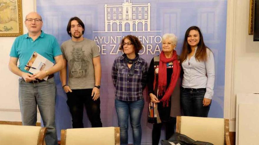 Justino Fernández, a la izquierda, y María José González y Clara Aladrén, en el centro, ayer.