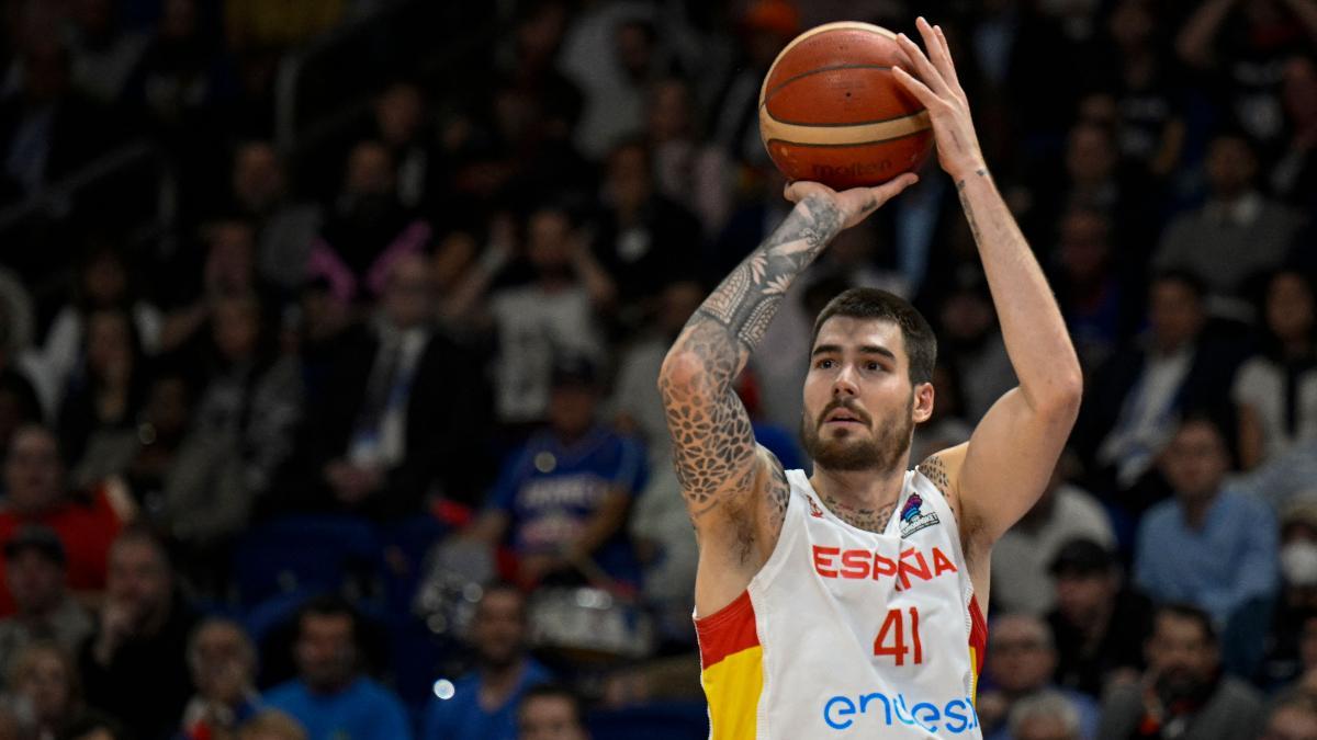 Juancho tirando un triple en la final del Eurobasket