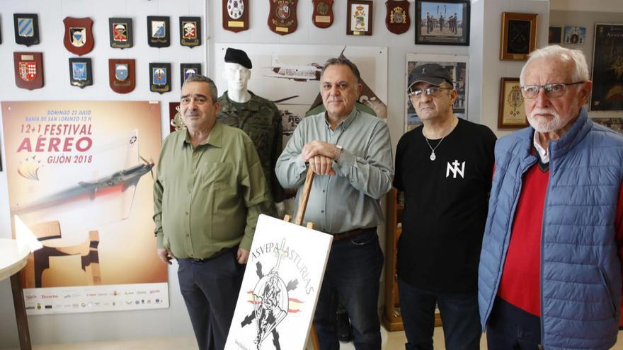 Por la izquierda, Juan Millán, José Antonio Martínez, Carlos Luis Naval y José Adriano Mieres, ayer, en la sede de la Asociación de Veteranos Paracaidistas del Principado de Asturias.