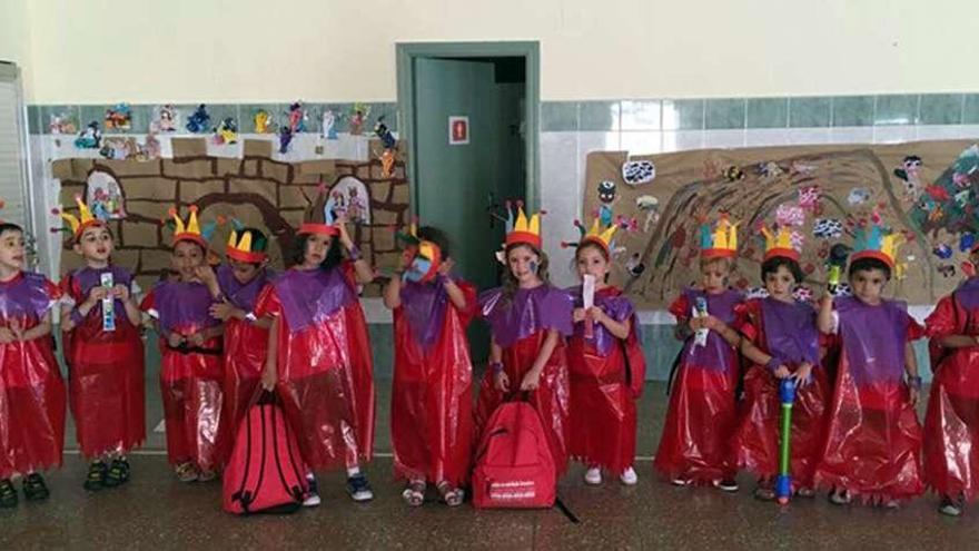 Varios niños participantes en el campamento urbano del colegio San Vicente de Paúl luciendo sus disfraces.