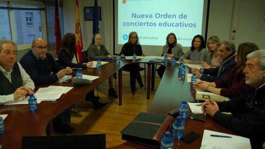 Foto de la Mesa de la concertada que aprobó la nueva orden, celebrada en enero.