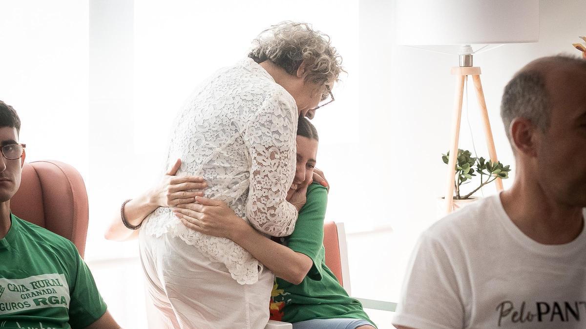 Varias personas desalojadas de residencias de mayores afectadas por los incendios se hospedan en el Centro Integral de Atención Neurorrehabilitadora Grupo 5 CIAN Madrid, a 28 de julio de 2026, en Madrid (España).