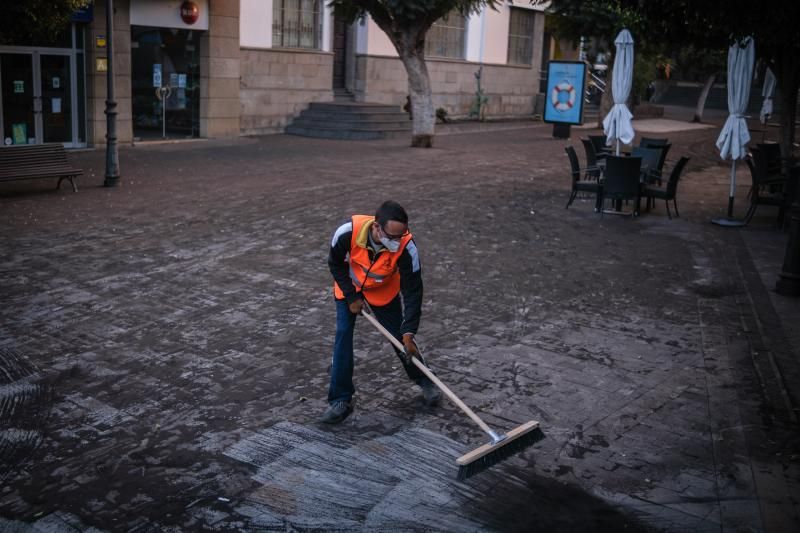 Volcán de La Palma: Limpieza de ceniza en Los Llanos de Aridane