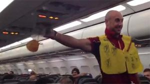 Pepe Reina imita les instruccions que donen els auxiliars de vol als avions, després de guanyar ’la Roja’ l’Eurocopa.
