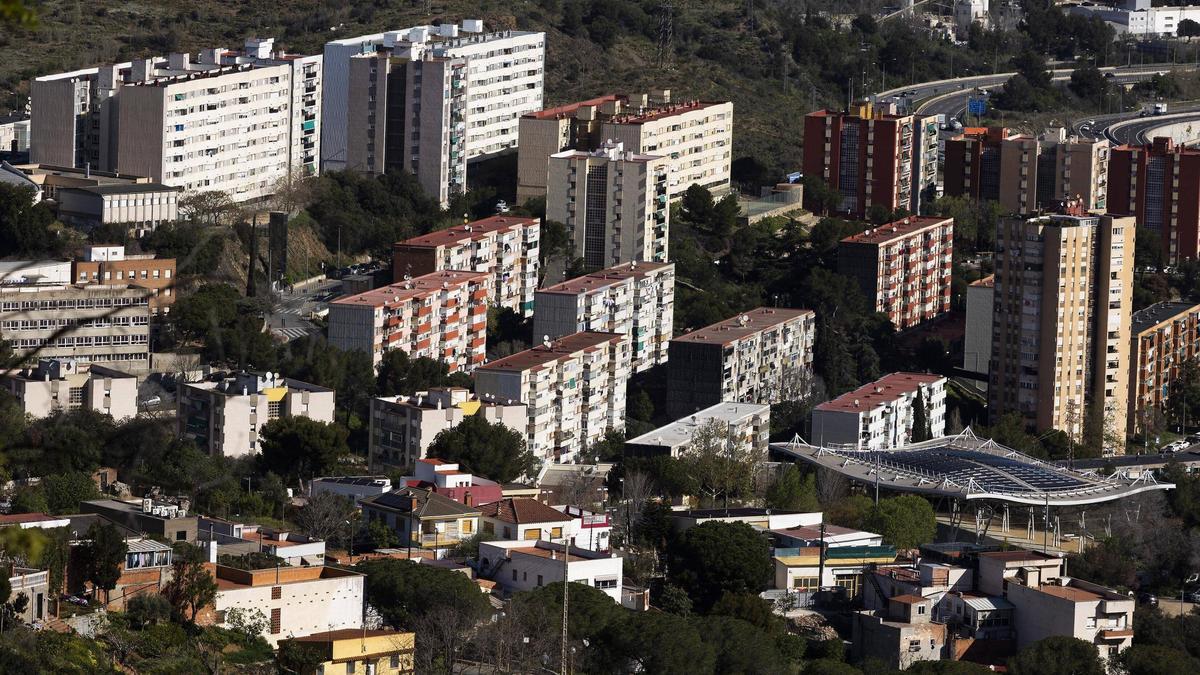 Edificios de Ciutat Meridiana, vistos desde el mirador de Torre Baró, en Barcelona.