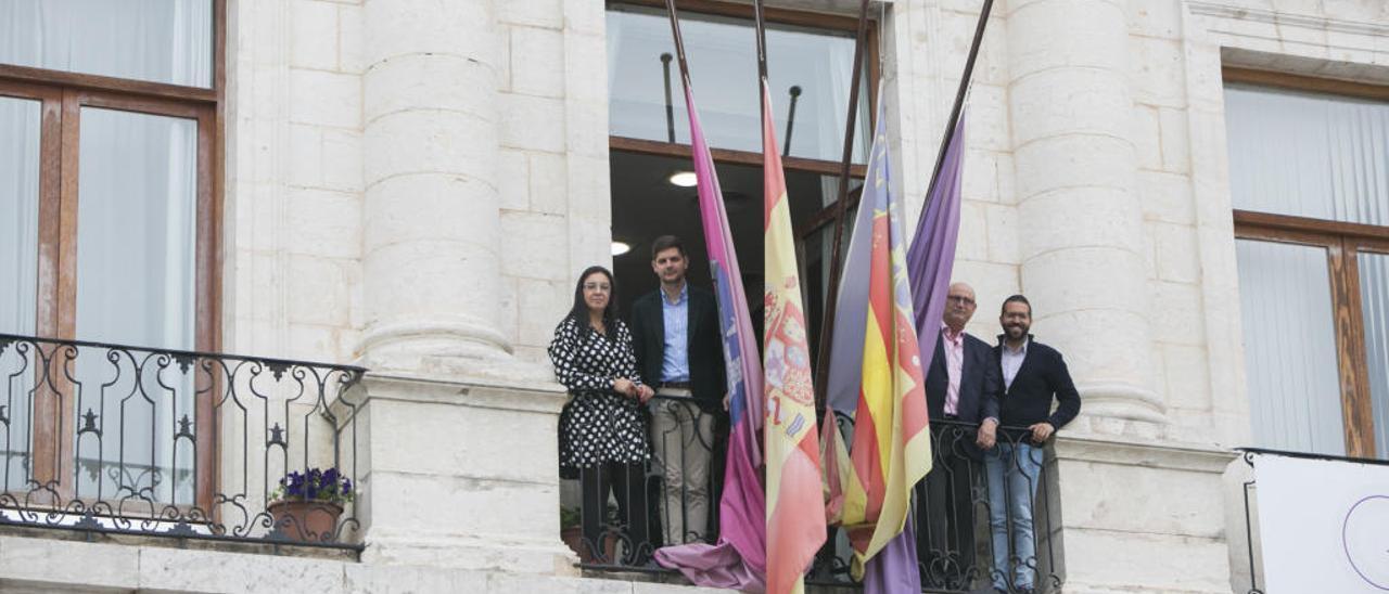 La bajada de las banderas en el balcón consistorial, ayer.