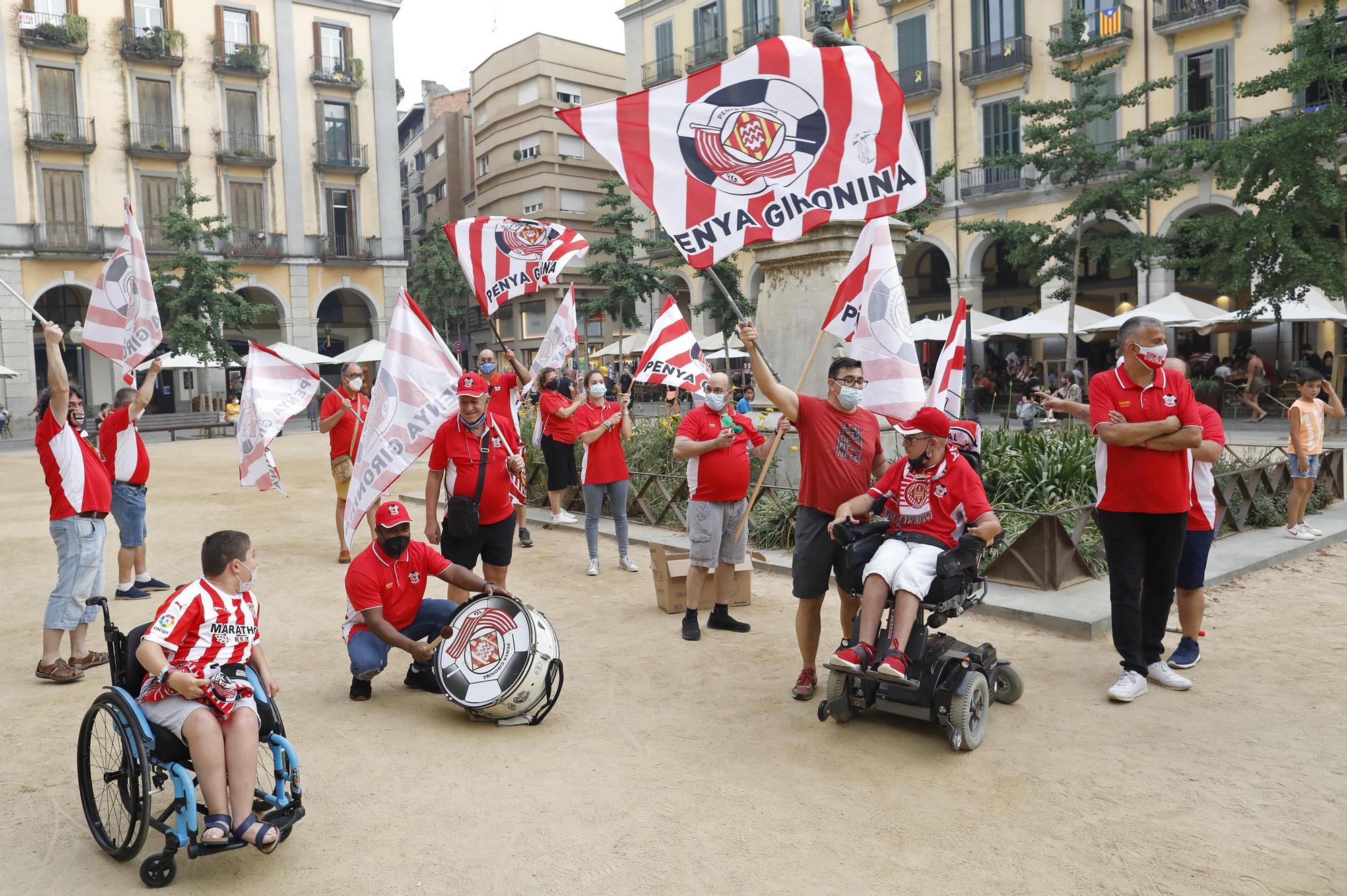 La Penya Gironina fa ambient a la plaça Independència