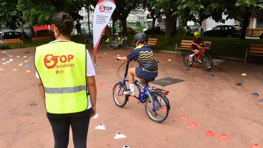 Dos niños recorren el circuito de obstáculos organizado por Stop Accidentes.   | // VÍCTOR ECHAVE