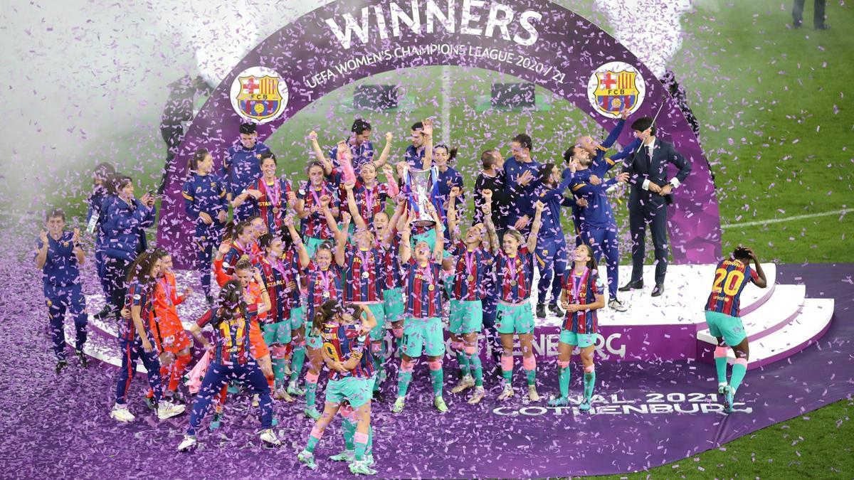 Jugadoras del FC Barcelona celebrando el título.