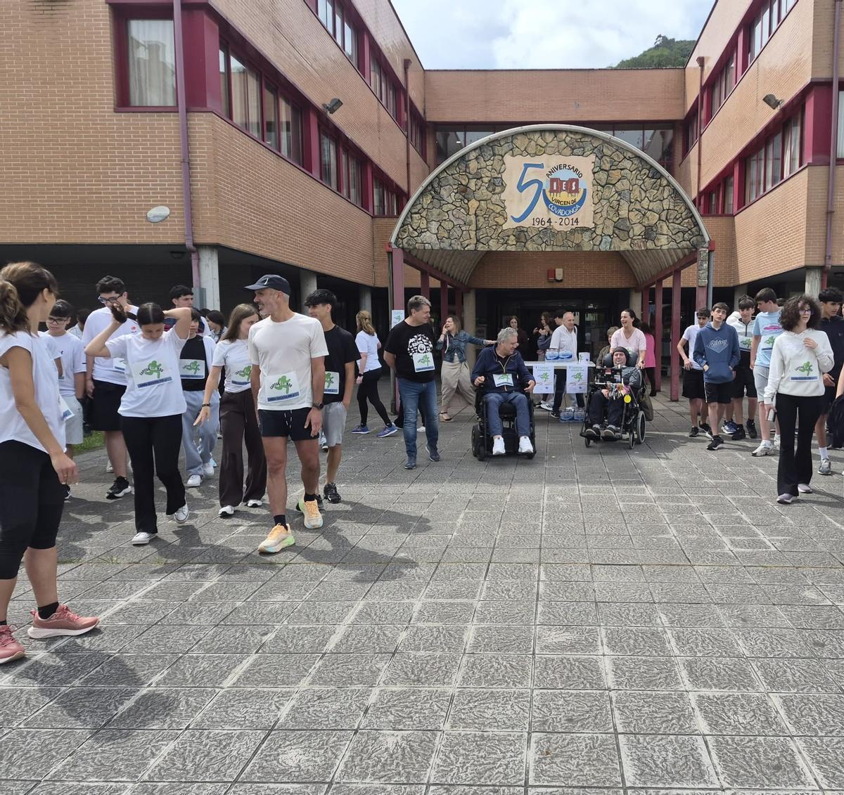 Participantes en la marcha en el patio del IES.