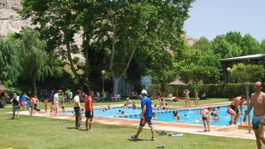 Un niño lanza por error en una piscina de Villena 3.700 euros