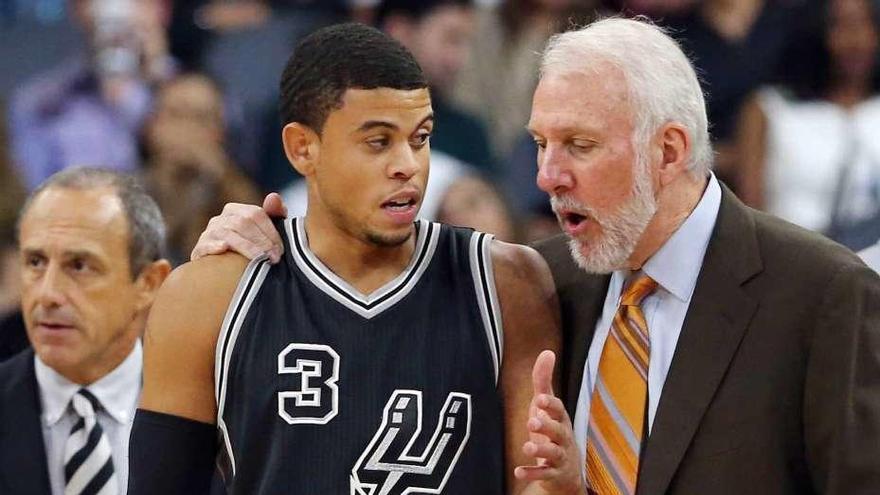 McCallum habla con Popovich, su entrenador en San Antonio, con Messina, justo detrás de ambos.