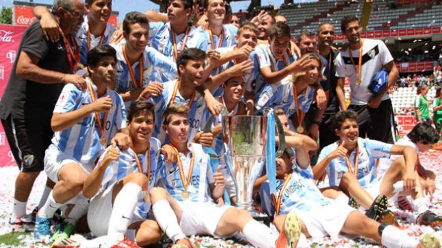 Los jugadores celebran el triunfo en Vallecas.