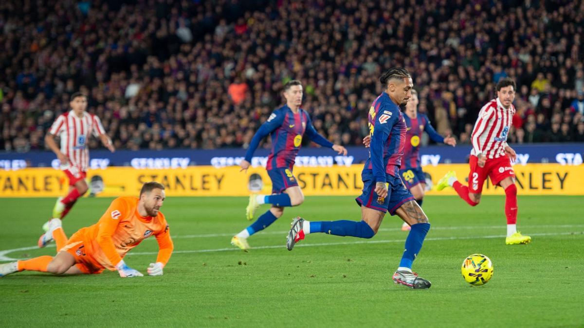 Raphinha se dispone a marcar al Atlético tras superar a Oblak.