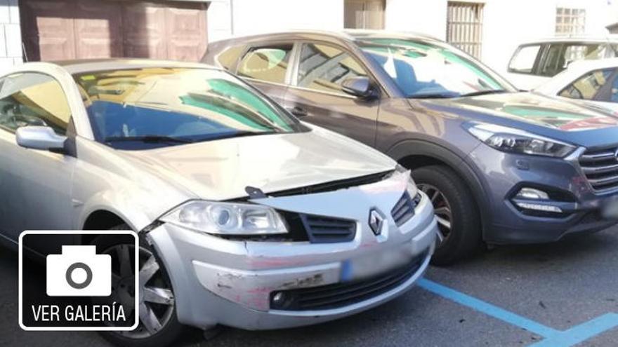 Pierde el control, choca contra dos coches y huye del lugar