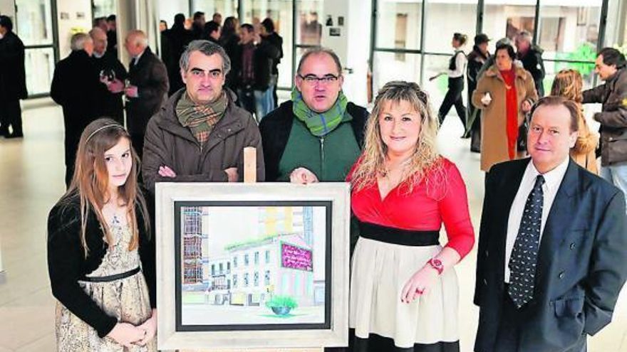 Ana Patac, con su hermano Ignacio, su hija y los técnicos que diseñaron el edificio; en el cuadro, el antiguo inmueble.