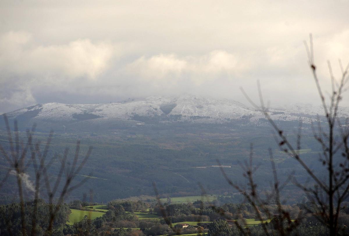 Nieva en las cúspides de Galicia
