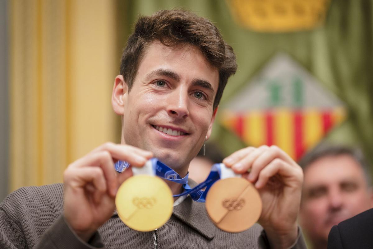 Cardona muestra sus medallas olímpicas.