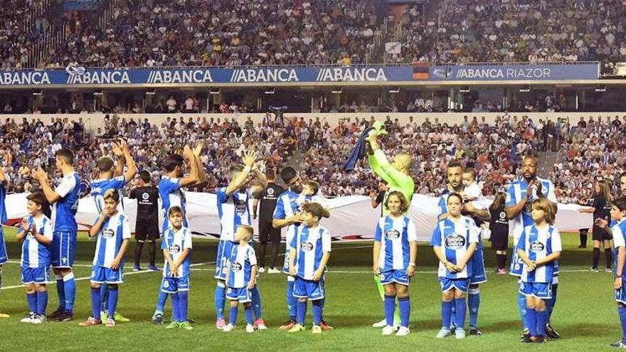 Los futbolistas del deportivo saludan a las gradas antes del primer partido de Liga en Riazor contra el Madrid.