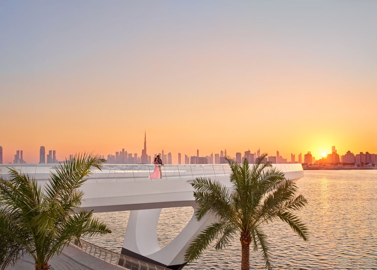Una pareja paseando en Dubai Creek Harbor