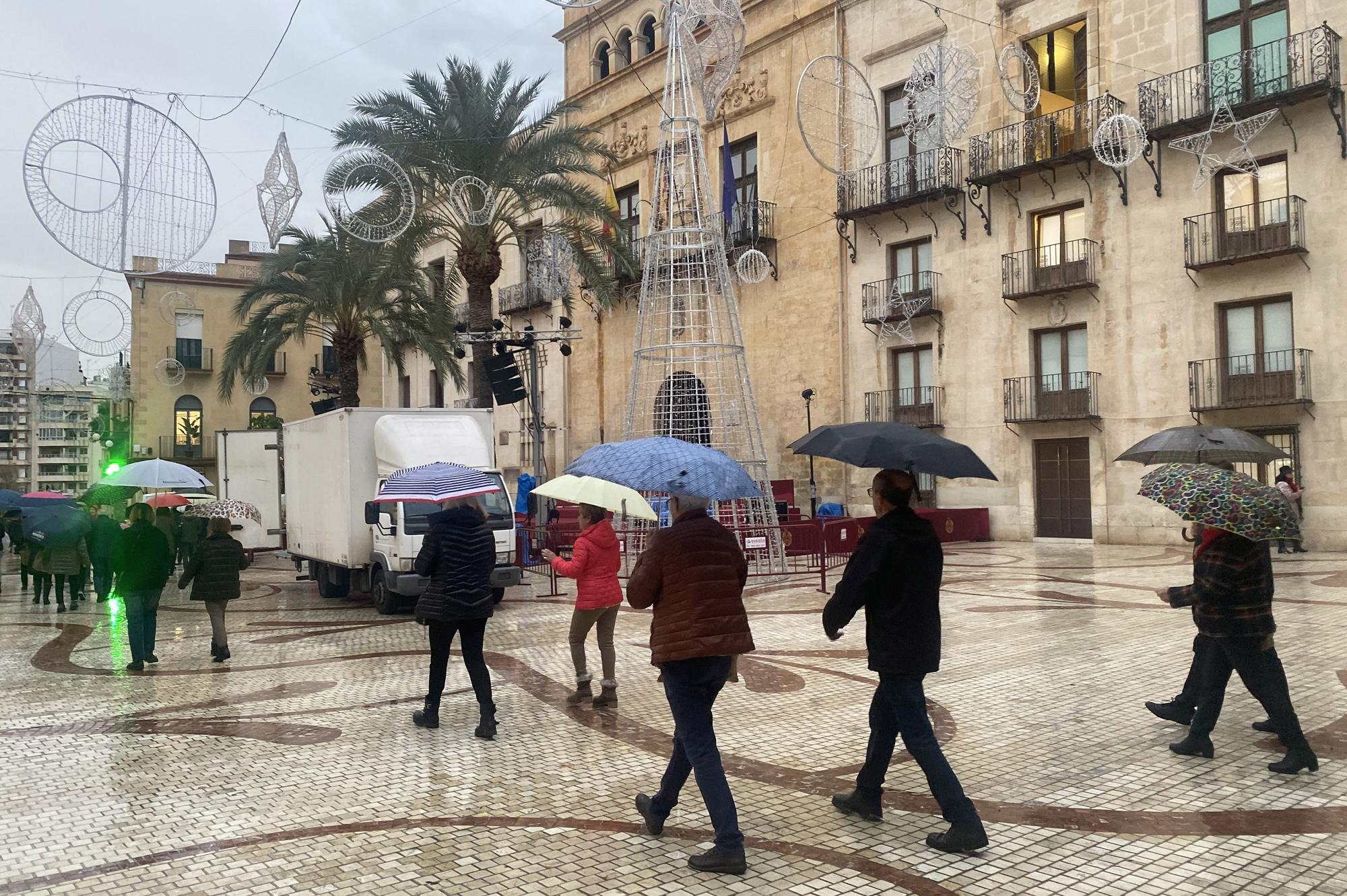 Elche enciende la Navidad con una gran "nevada" y... lluvia intermitente