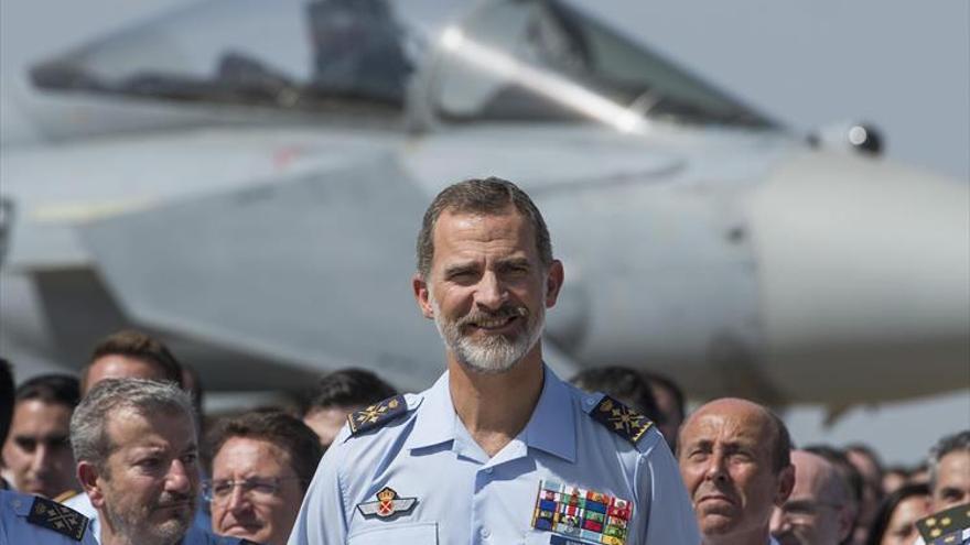 El rey Felipe visita por primera vez como monarca la base aérea de Morón