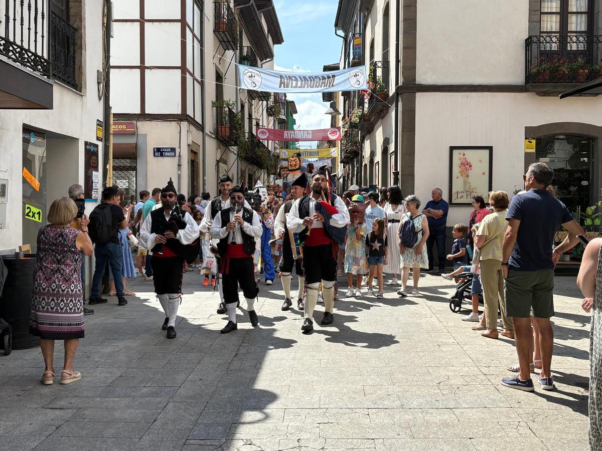 Cangas se rinde a sus gigantes y cabezudos