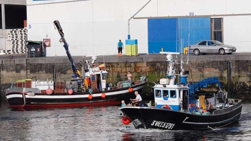 Barcos en el puerto de Vigo. // José Lores