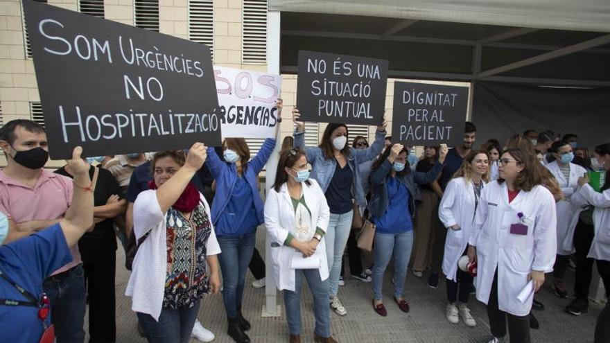 Parte de los trabajadores sanitarios que ayer protestaron junto a la sala de Urgèncias. | PERALES IBORRA