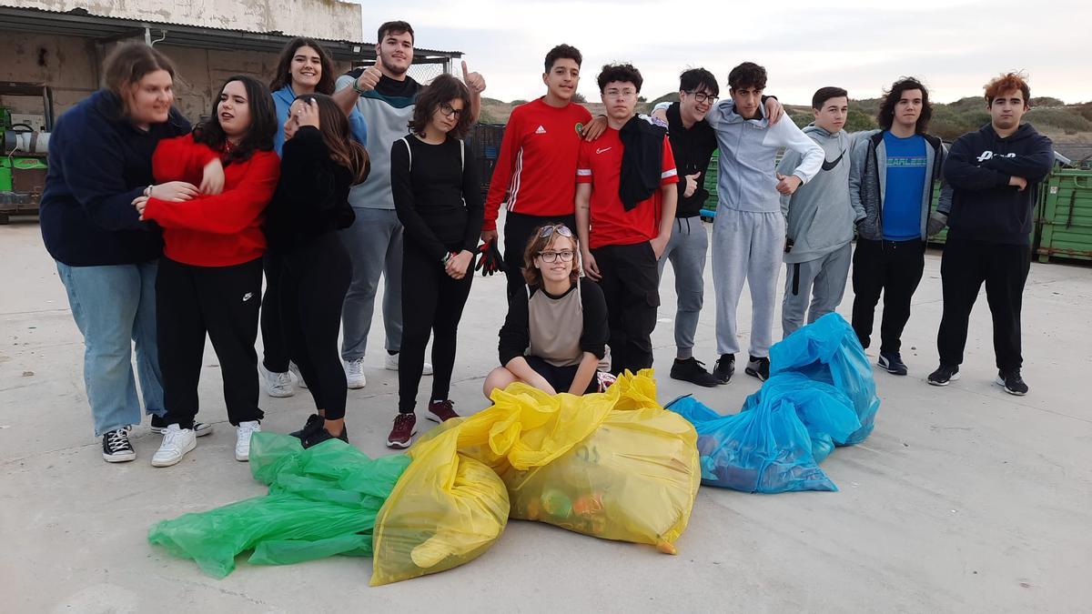 El grupo de estudiantes del instituto ilicitano que ha realizado la actividad ecologista y educativa