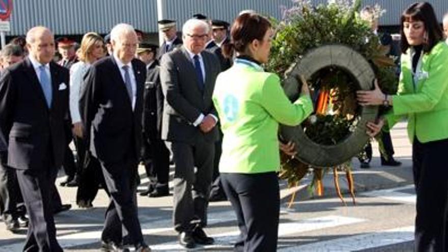 Ofrena floral al Prat en homenatge a les víctimes de Germanwings