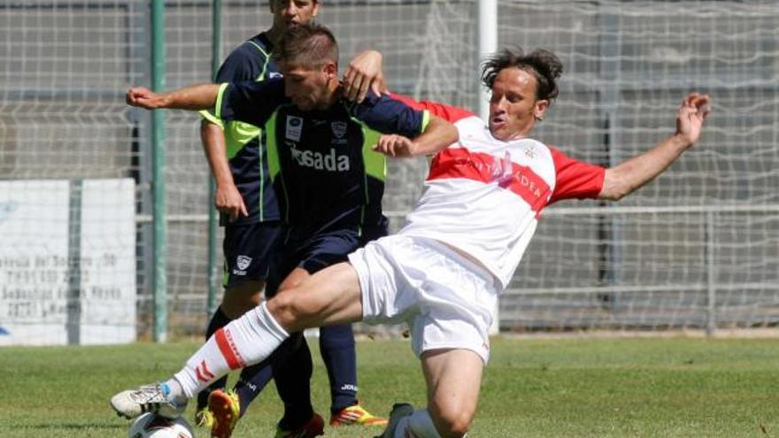 Omar, que sería expulsado, disputa un balón de cabeza a David Sanz.