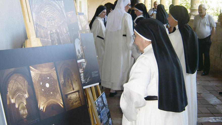 Religiosas del convento admiran las imágenes de la muestra.