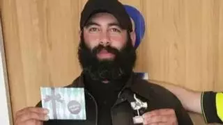 Una persona sinhogar encuentra una cartera con 2.000 euros y la devuelve