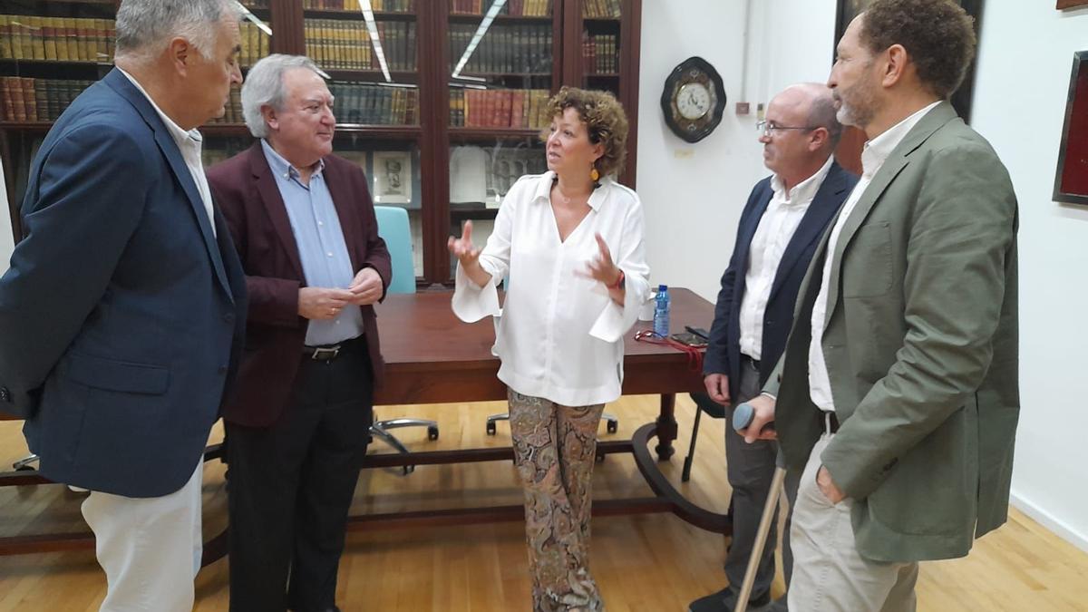 La consellera Josefina Bueno, en el centro de la imagen, el pasado viernes en Orihuela