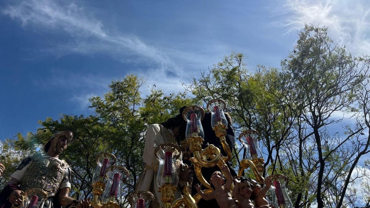 San Gonzalo. Le ponen las potencias al Cristo y el camaleuco a Caifás que se tienen que retirar para la salida por temas de altura.