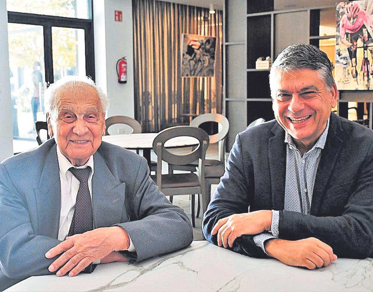 Manuel Álvarez Escudero, de 101años, y Javier Ochoa, presidente de la Federación Española de Ajedrez.