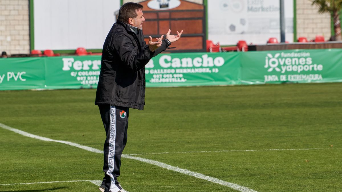 Julio Cobos, durante el partido del domingo ante el San Fernando.