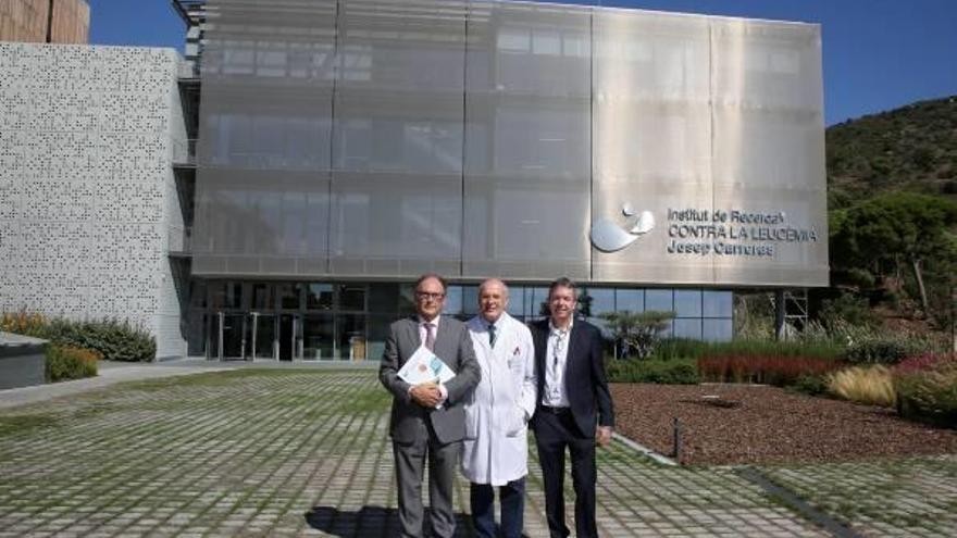 Antoni Garcia, gerent de la fundació; Evarist Feliu, coordinador científic, i Francesc Solé, director de recerca del campus de Badalona, a la nova seu, divendres passat.