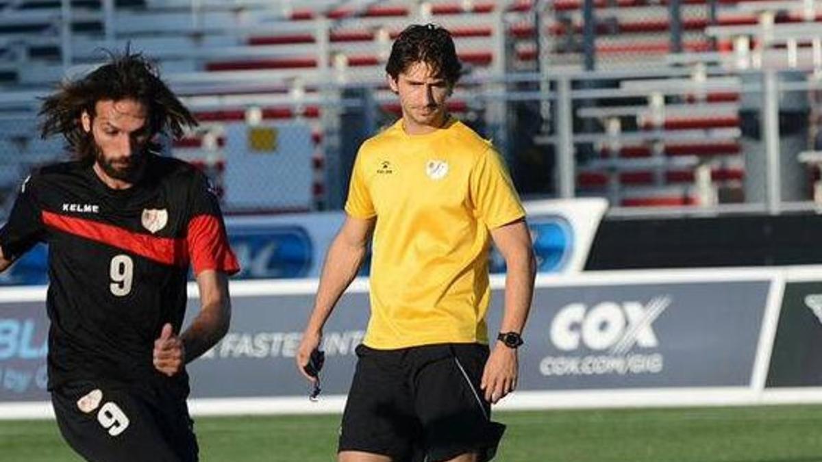 Gerard Nus junto a Samaras, en un entrenamiento.