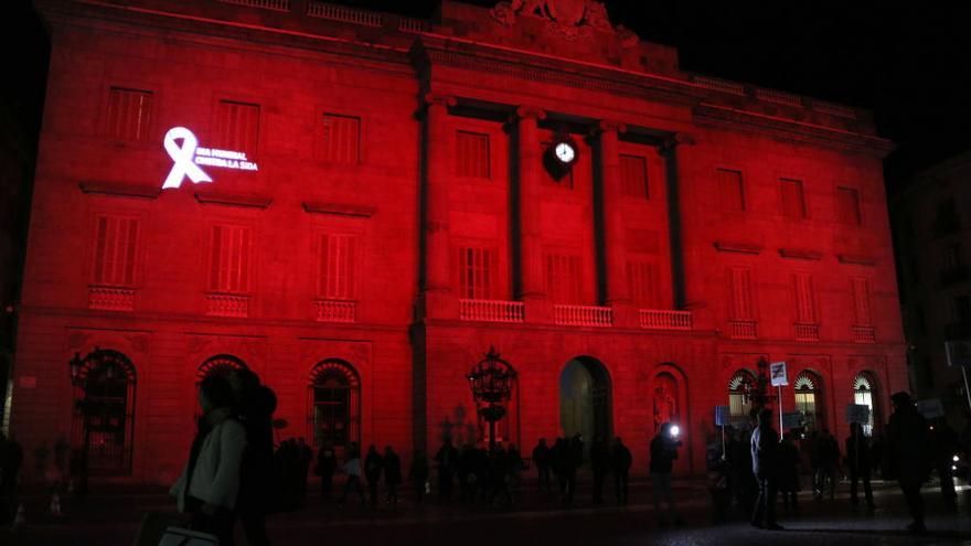 L&#039;Ajuntament de Barcelona, il·luminat ahir de color vermell per donar el tret de sortida a l&#039;efemèride